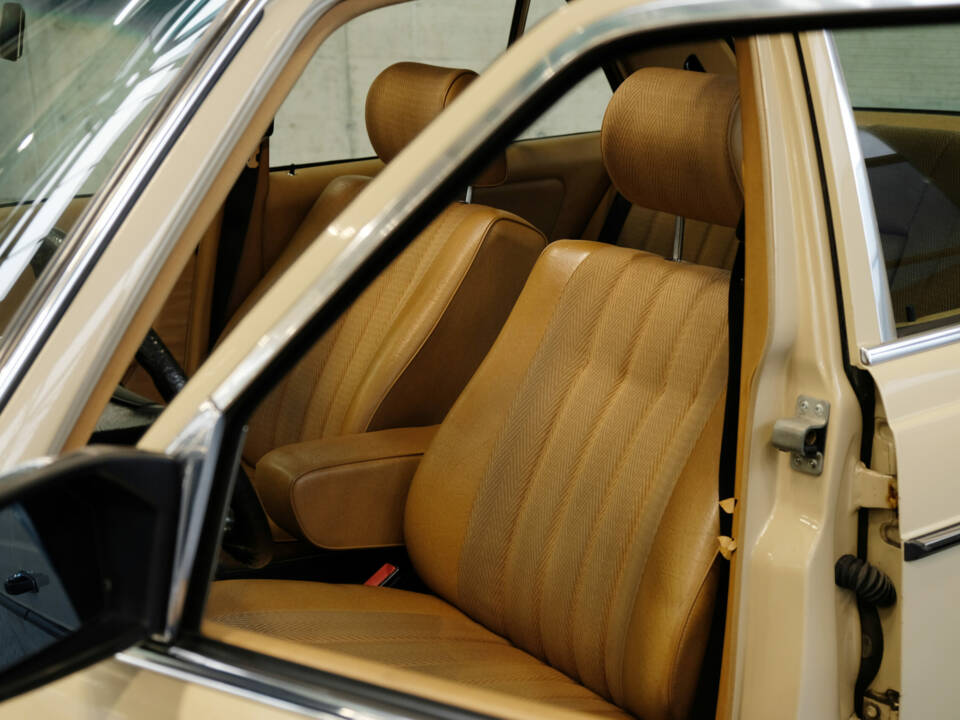 Image 14/24 of Mercedes-Benz 230 E (1982)