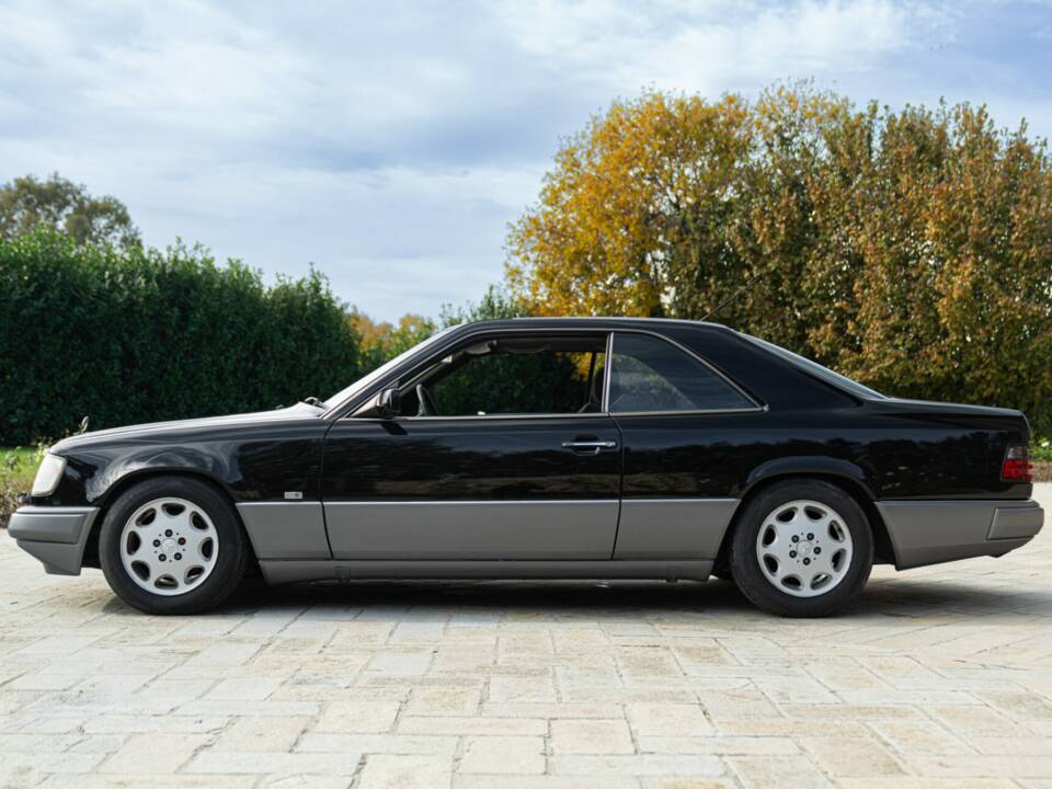 Bild 5/48 von Mercedes-Benz 200 CE (1990)