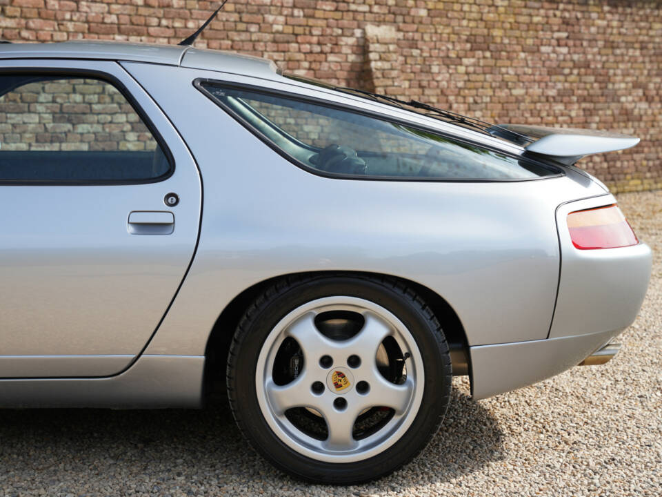 Immagine 37/50 di Porsche 928 GTS (1993)