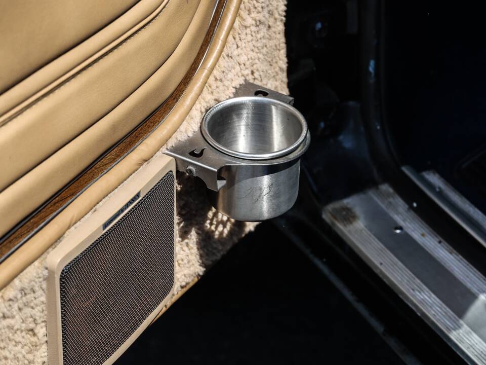 Bild 27/44 von Jeep Grand Wagoneer (1988)