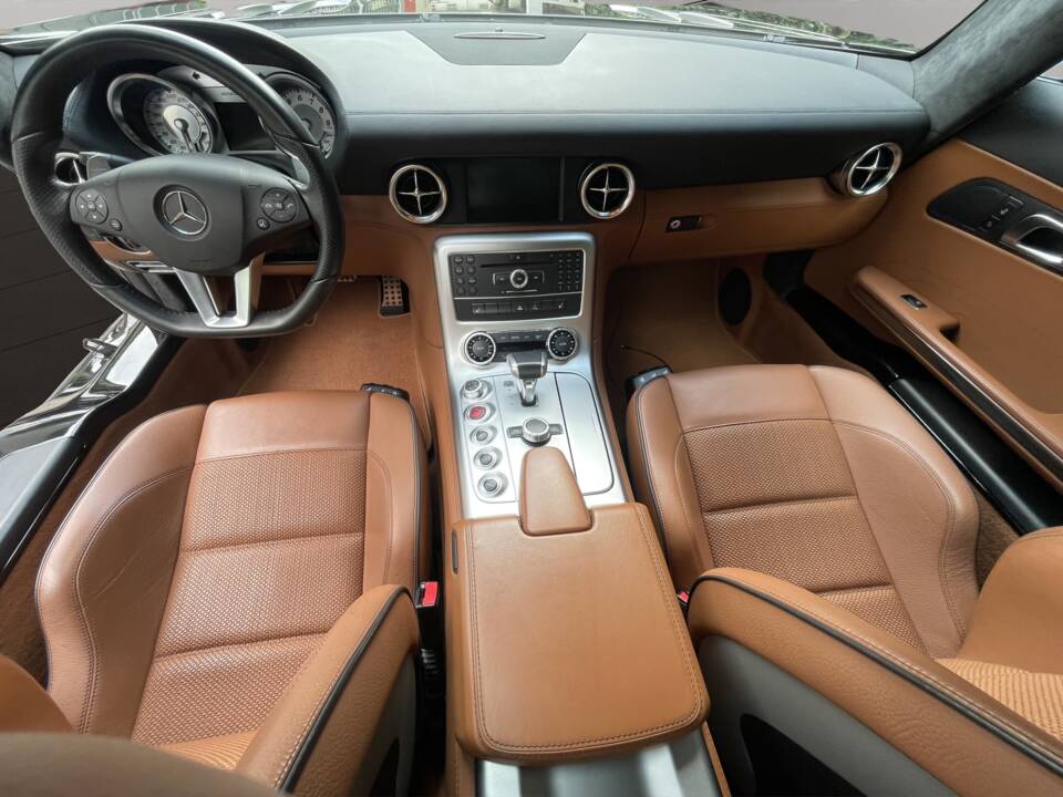 Image 11/16 of Mercedes-Benz SLS AMG (2011)