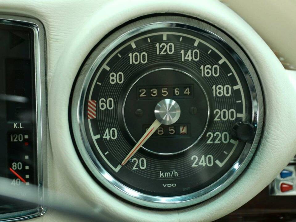 Image 20/50 of Mercedes-Benz 280 SE 3,5 (1971)