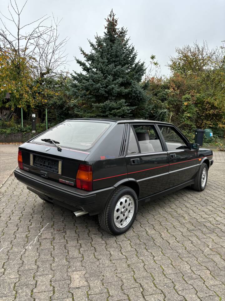 Image 2/8 of Lancia Delta 1.6 HF (1989)