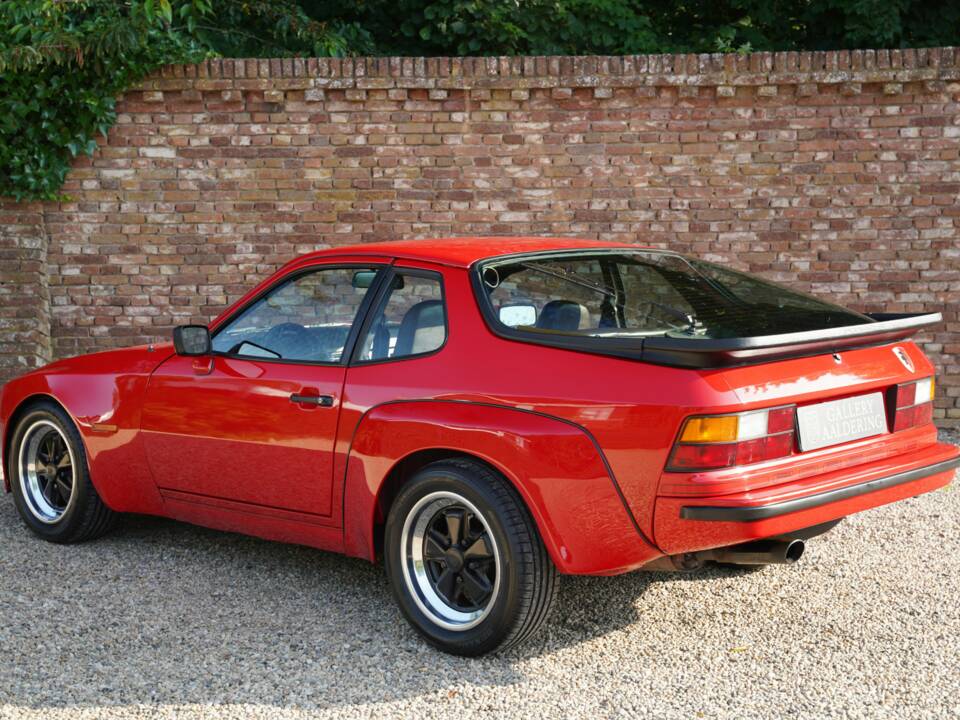 Image 2/50 de Porsche 924 S (1981)