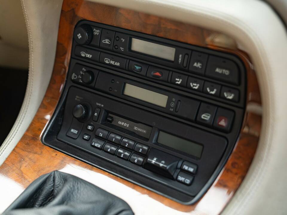Bild 27/50 von Jaguar XJ6 3.2 (1995)