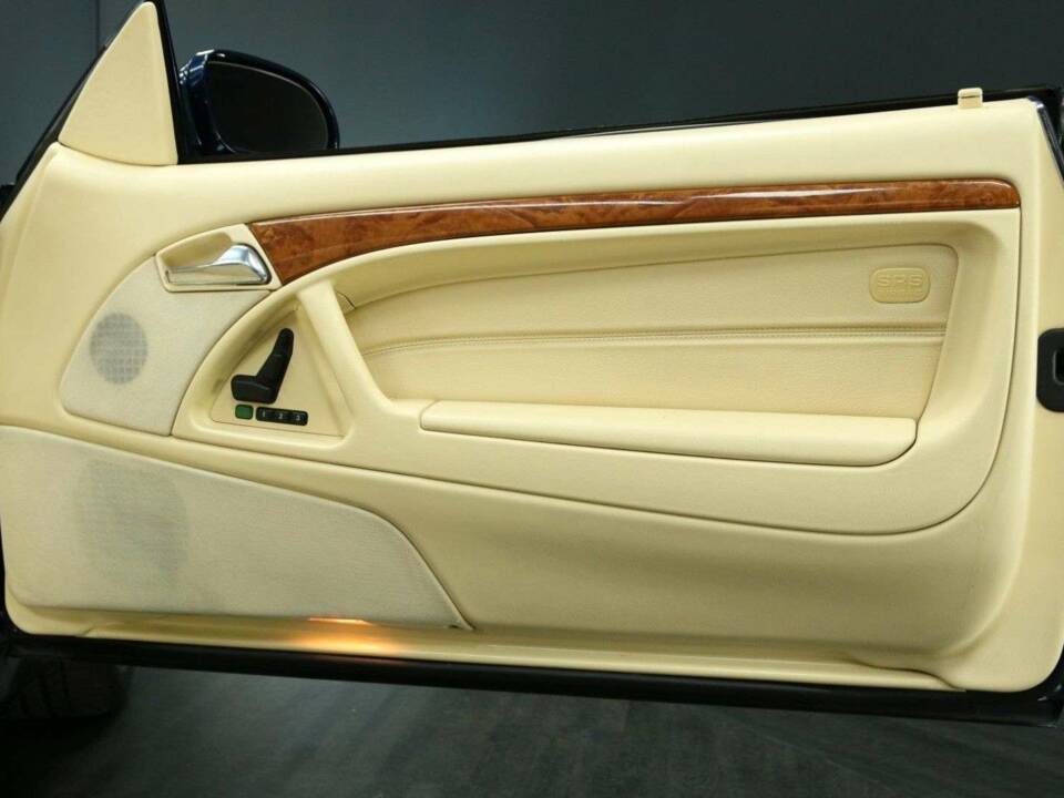 Image 23/30 of Mercedes-Benz SL 500 (2000)