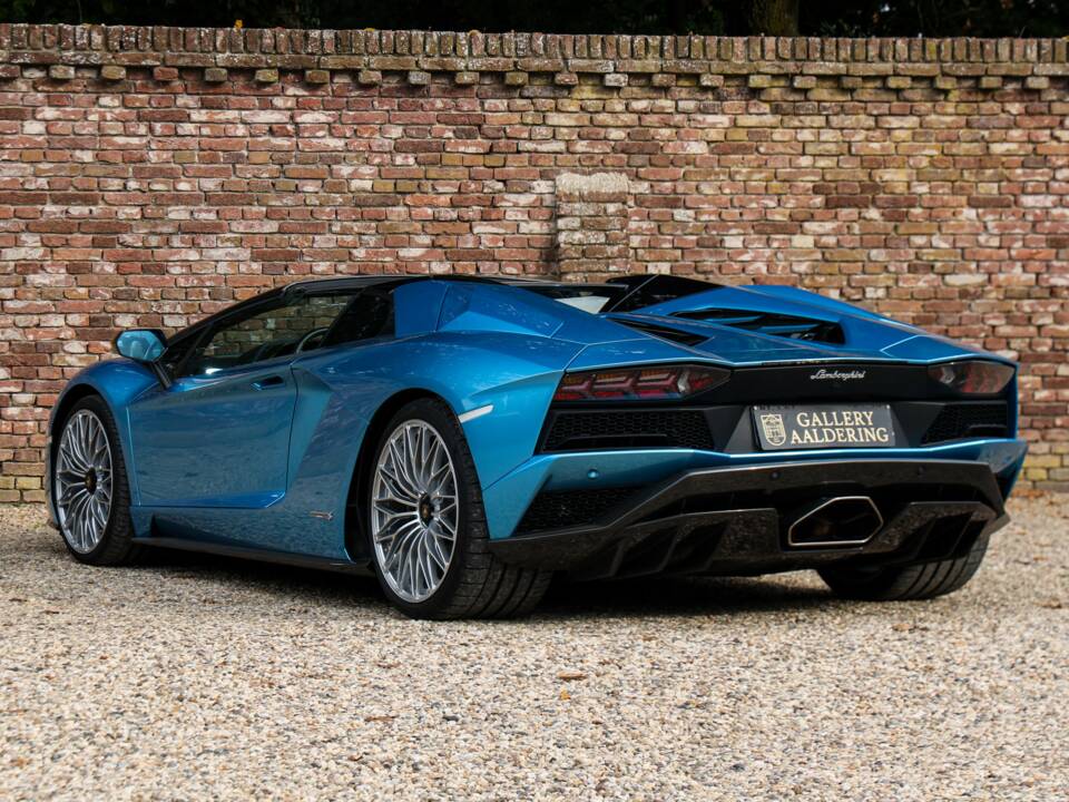 Image 2/50 of Lamborghini Aventador S (2018)