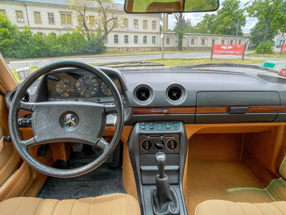 Image 20/34 of Mercedes-Benz 200 T (1983)