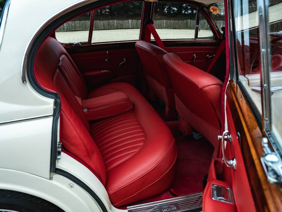 Bild 13/51 von Jaguar 240 (1968)