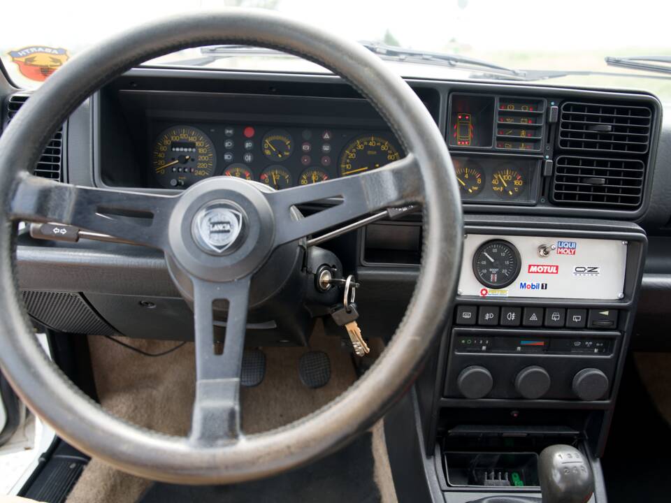 Image 30/47 of Lancia Delta HF Integrale (1988)