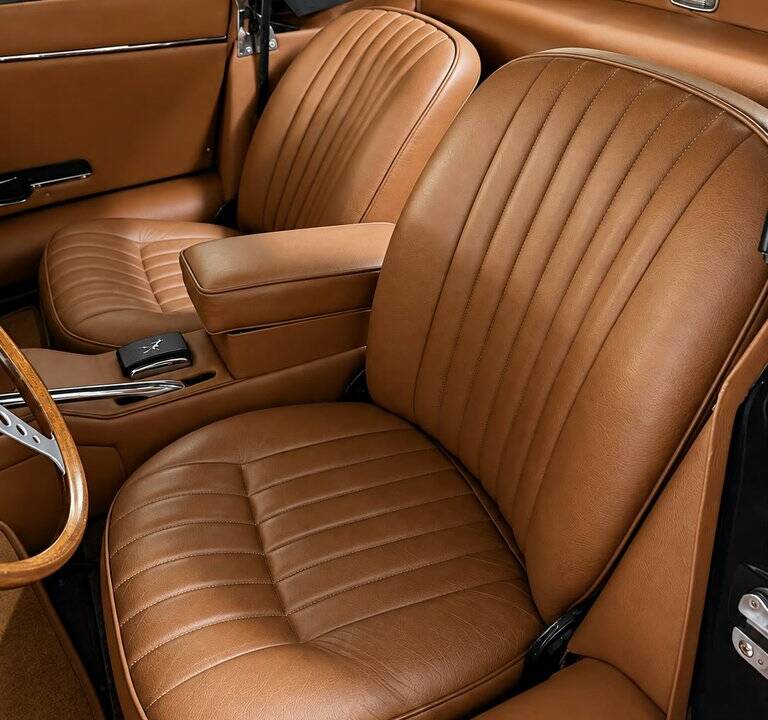 Image 2/8 de Jaguar E-Type (1968)