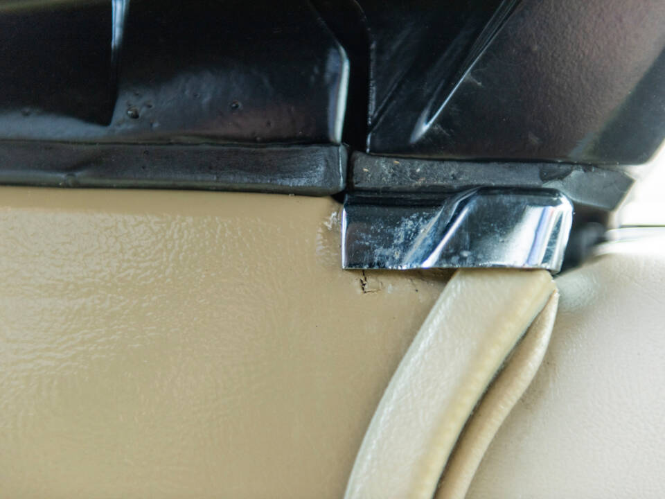 Image 105/135 of Lincoln Continental Convertible (1965)