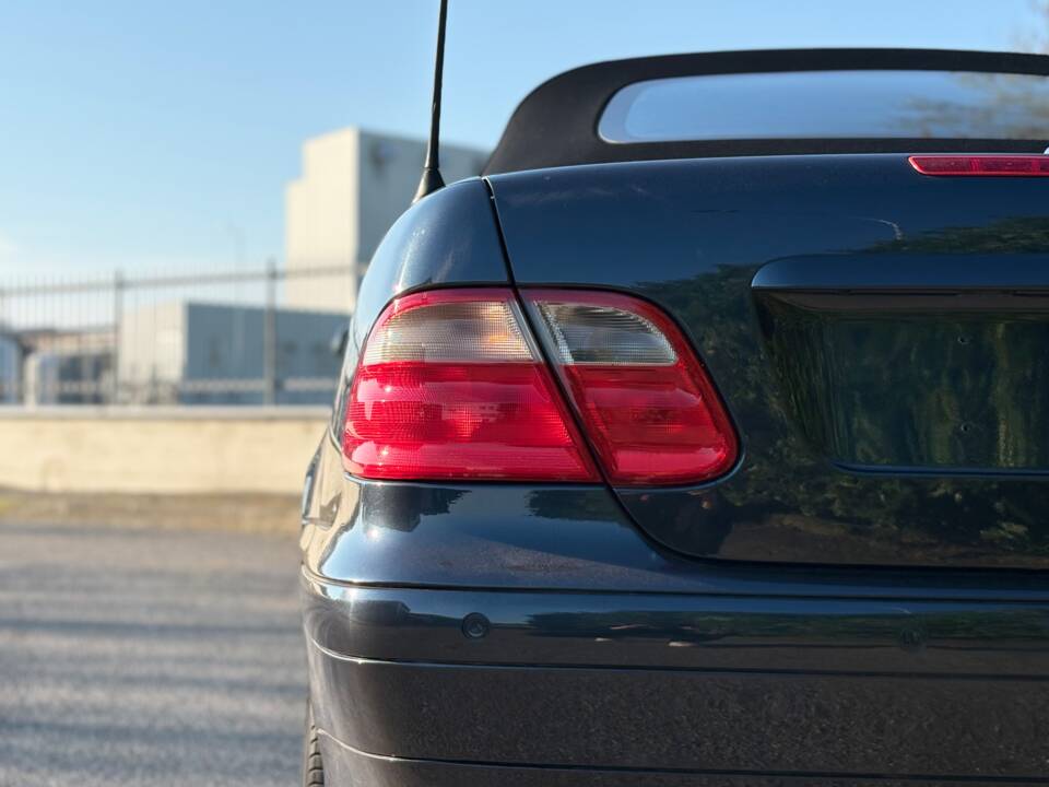 Image 18/24 of Mercedes-Benz CLK 430 (2000)