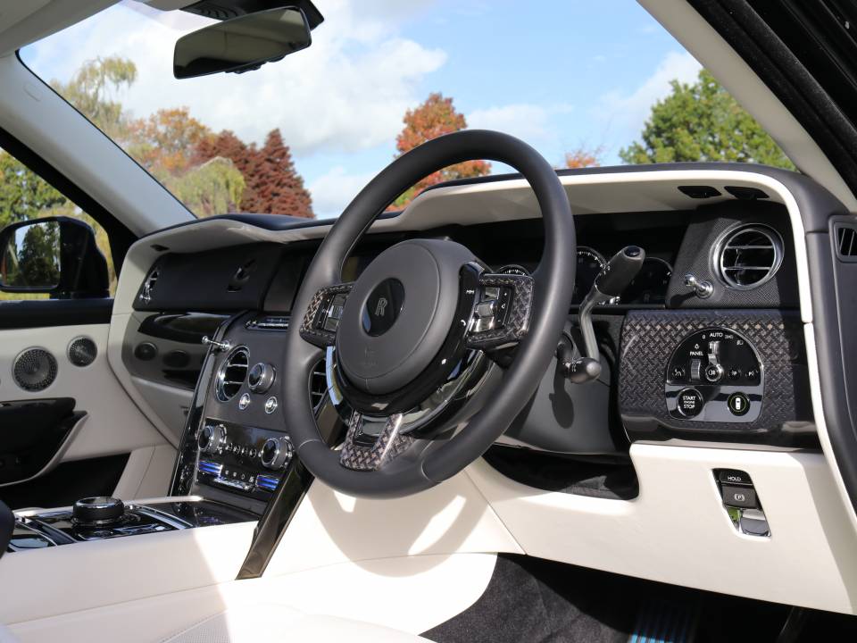 Image 45/100 of Rolls-Royce Cullinan Black Badge (2021)