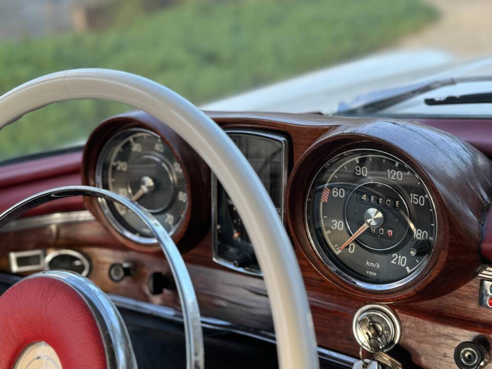 Image 66/132 of Mercedes-Benz 220 SE b (1963)