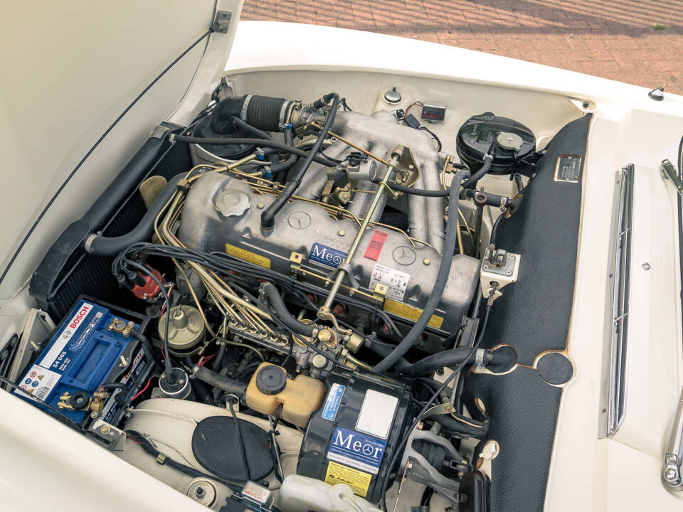 Image 56/60 of Mercedes-Benz 230 SL (1967)