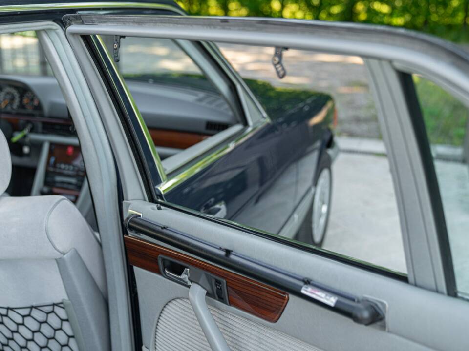 Image 46/50 of Mercedes-Benz 500 SEL (1985)
