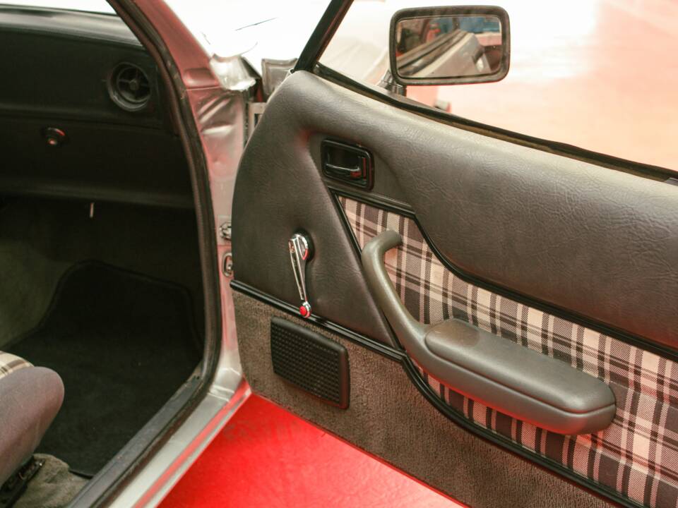 Image 33/34 of Ford Capri 2,8i (1981)