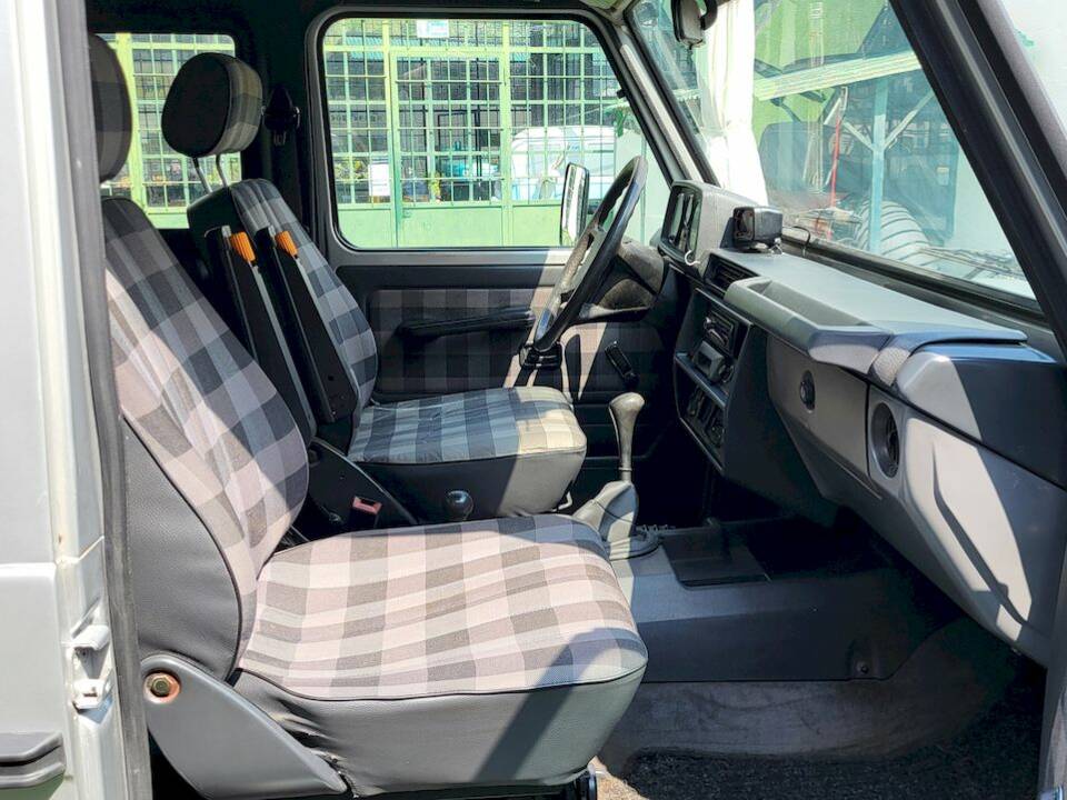 Image 33/55 of Mercedes-Benz 200 GE (SWB) (1990)