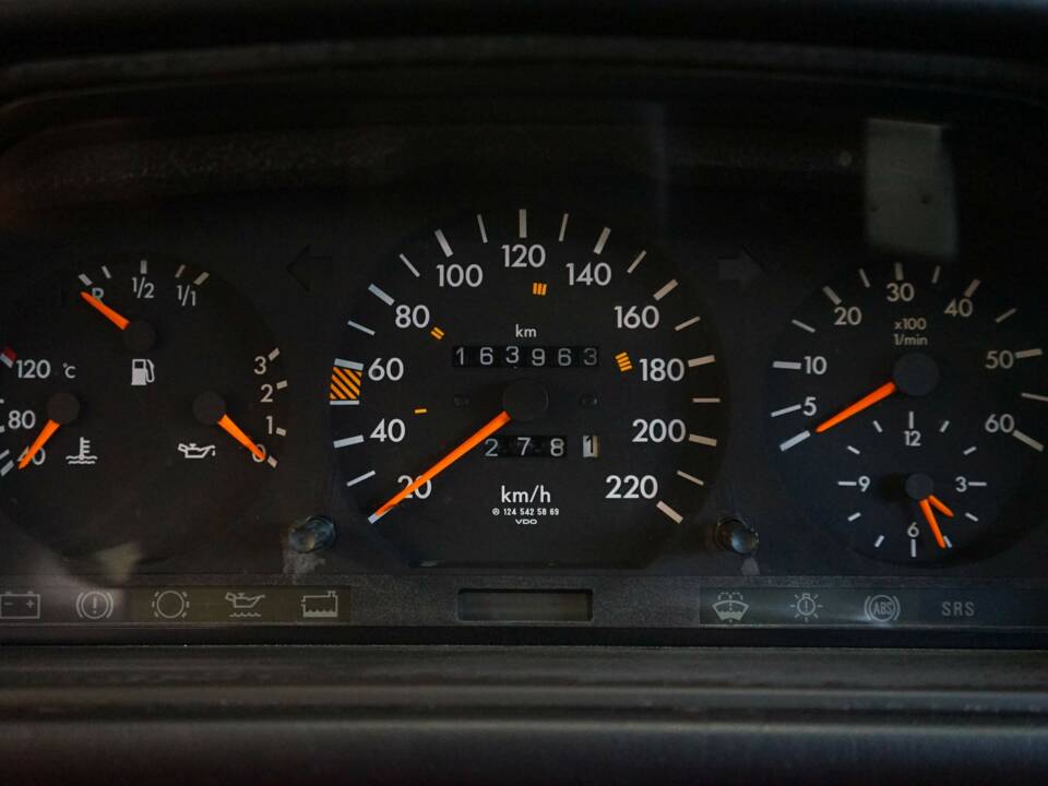 Image 20/33 of Mercedes-Benz E 300 Diesel (1994)