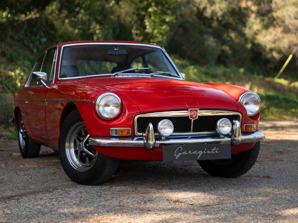 Image 2/77 of MG MGB GT (1972)