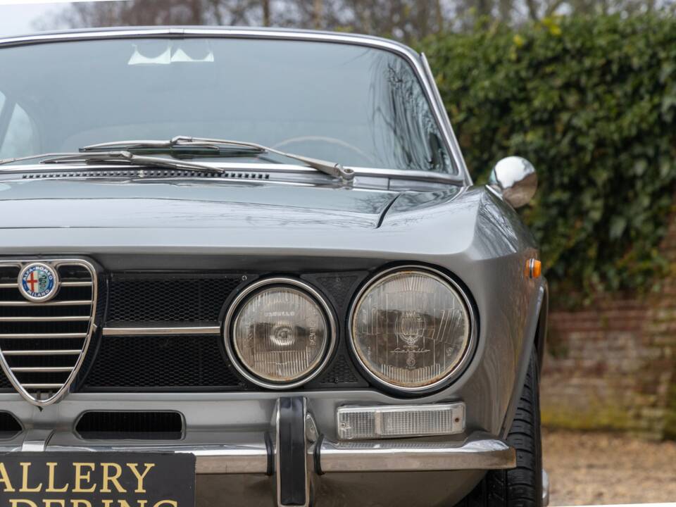 Image 25/50 de Alfa Romeo Giulia GT 1300 Junior (1972)