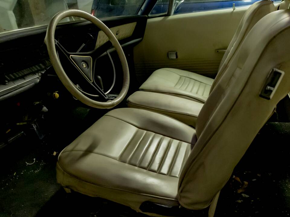 Image 24/50 of Chrysler 300 L (1970)