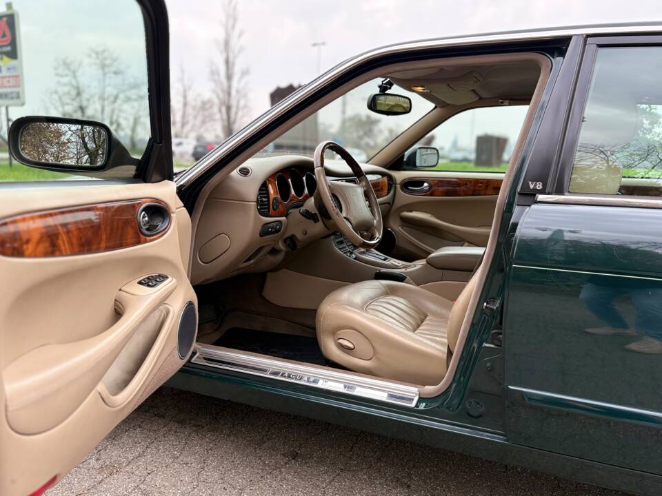 Immagine 10/14 di Jaguar XJ 8 Executive (1998)