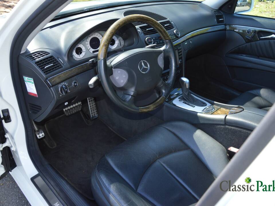 Image 22/50 of Mercedes-Benz E 500 T (2004)