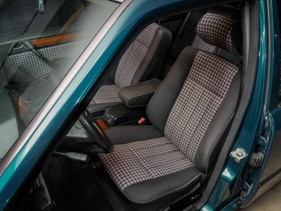Bild 15/40 von Mercedes-Benz E 220 (1995)