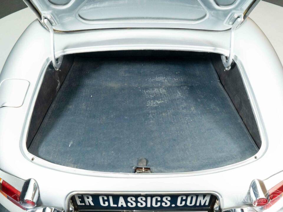 Image 6/19 of Jaguar E-Type 3.8 (1961)