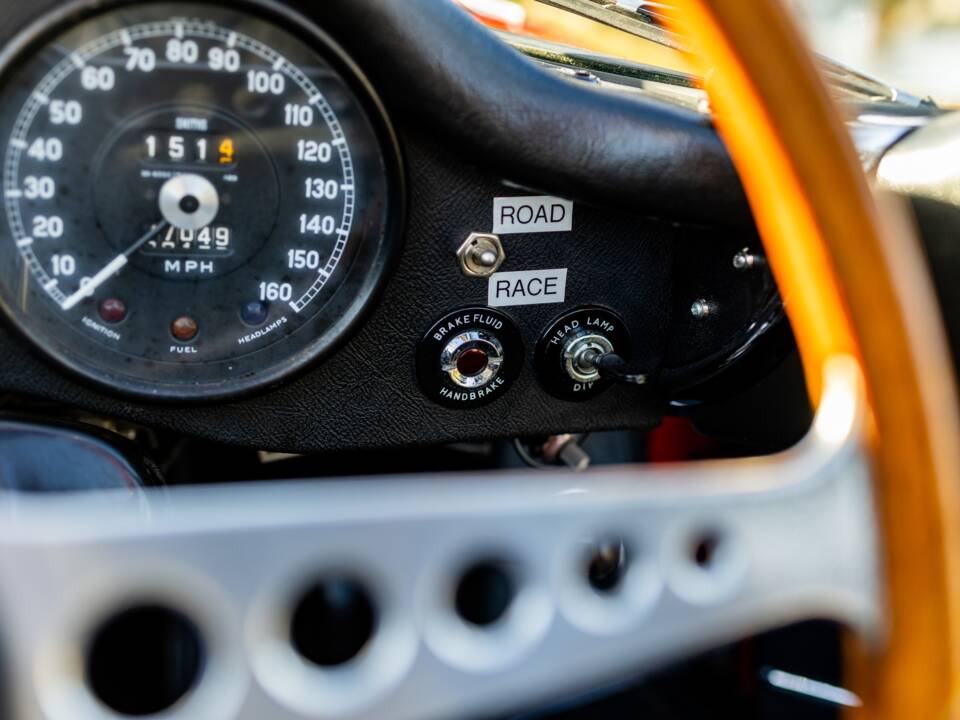 Image 39/50 de Jaguar E-Type (1969)