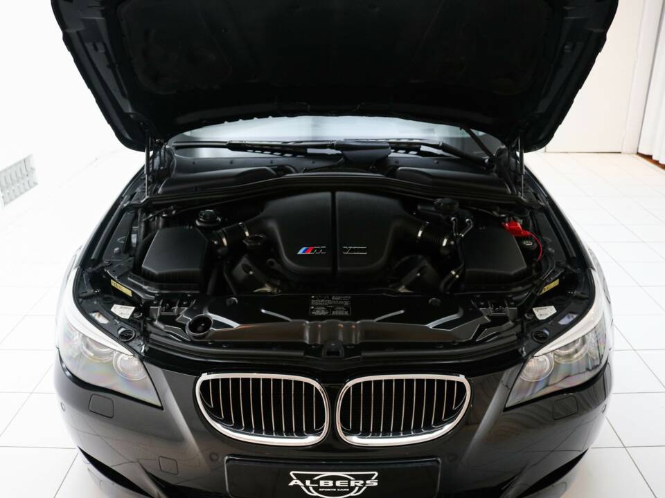 Bild 11/21 von BMW M5 Touring (2009)