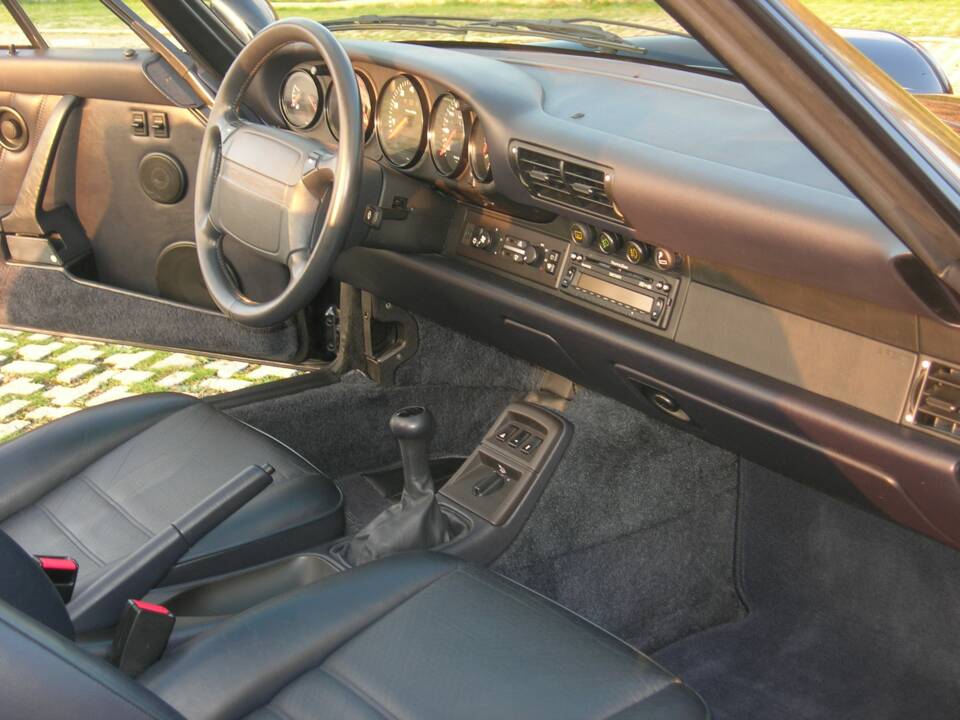 Image 22/42 of Porsche 911 Carrera 2 (1991)