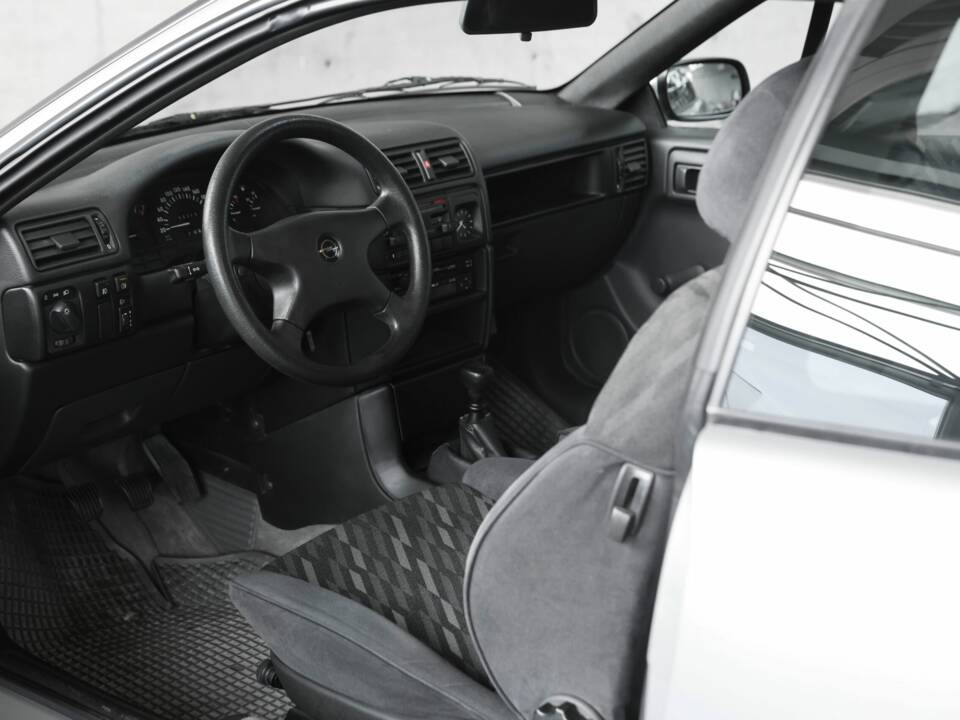 Bild 14/41 von Opel Calibra 2,0 (1991)