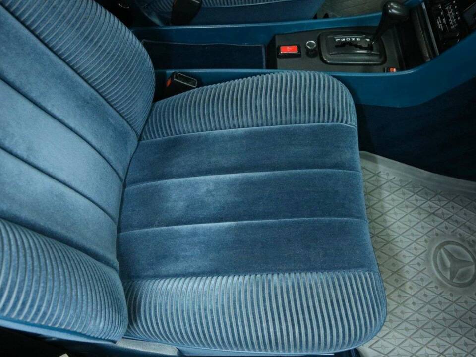 Image 23/29 of Mercedes-Benz 280 SE (1977)