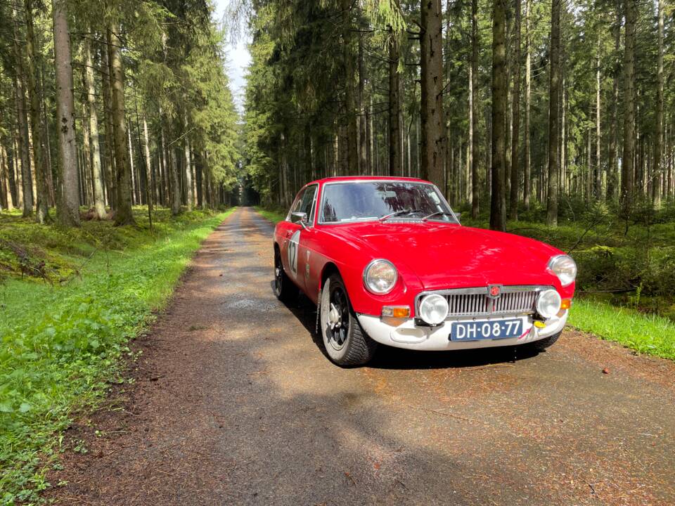 Image 33/50 of MG MGB GT (1972)