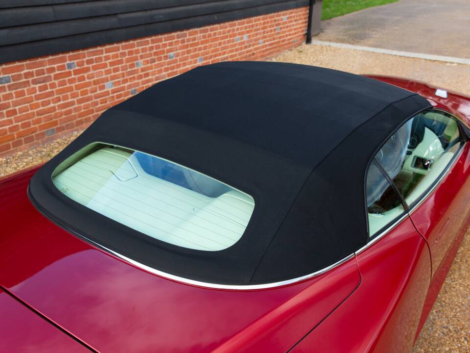 Afbeelding 29/81 van Aston Martin DB 9 Volante (2015)