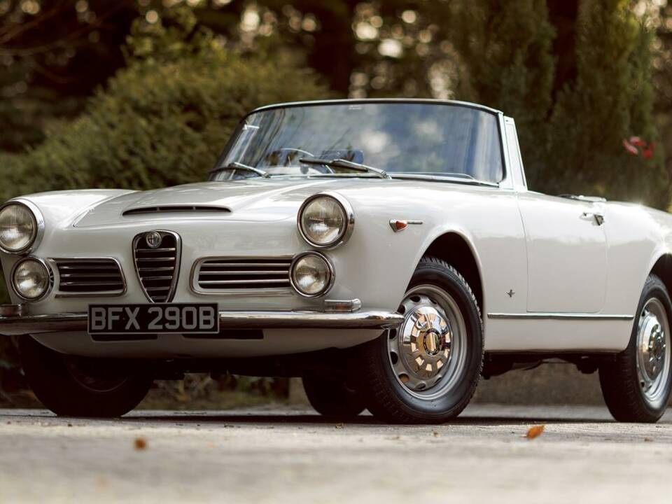 Image 10/50 of Alfa Romeo 2600 Spider (1964)