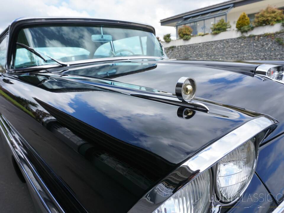 Image 38/77 of Ford Fairlane 500 Club Victoria (1958)