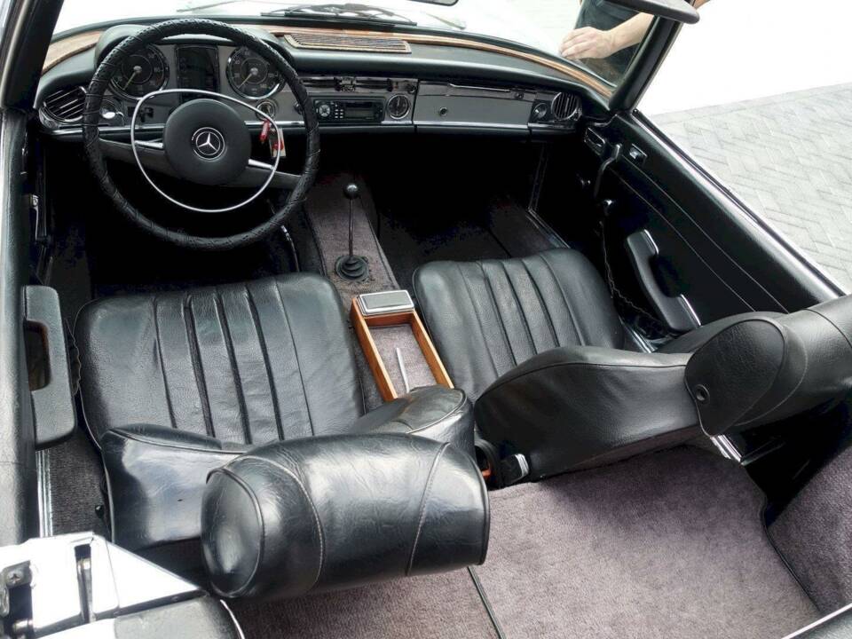 Image 21/36 of Mercedes-Benz 280 SL (1970)