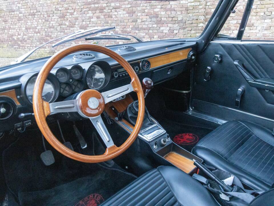 Image 3/50 of Alfa Romeo Giulia GT 1300 Junior (1971)