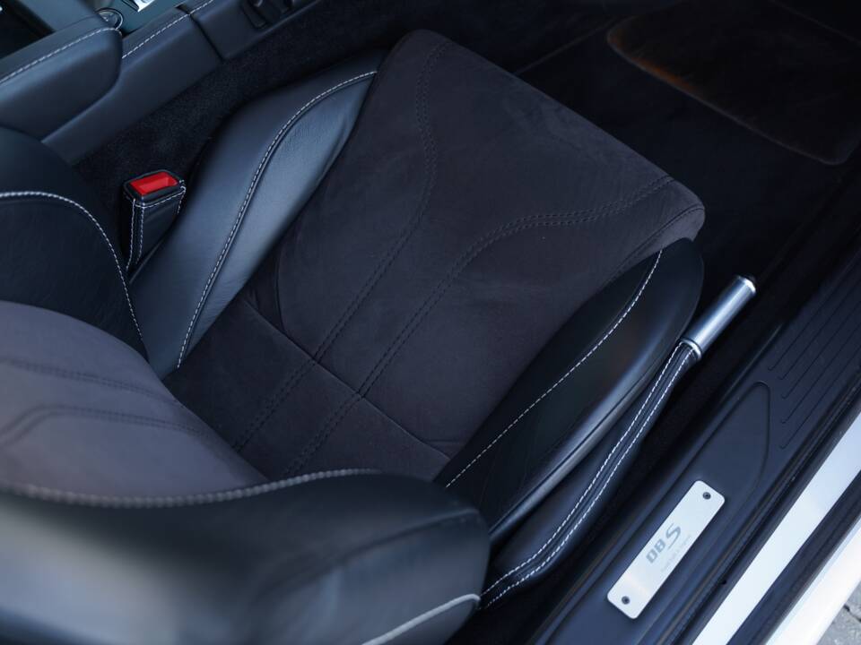 Immagine 19/50 di Aston Martin DBS (2011)