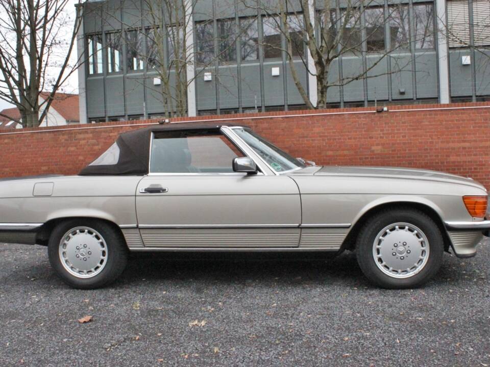 Image 6/29 of Mercedes-Benz 500 SL (1986)