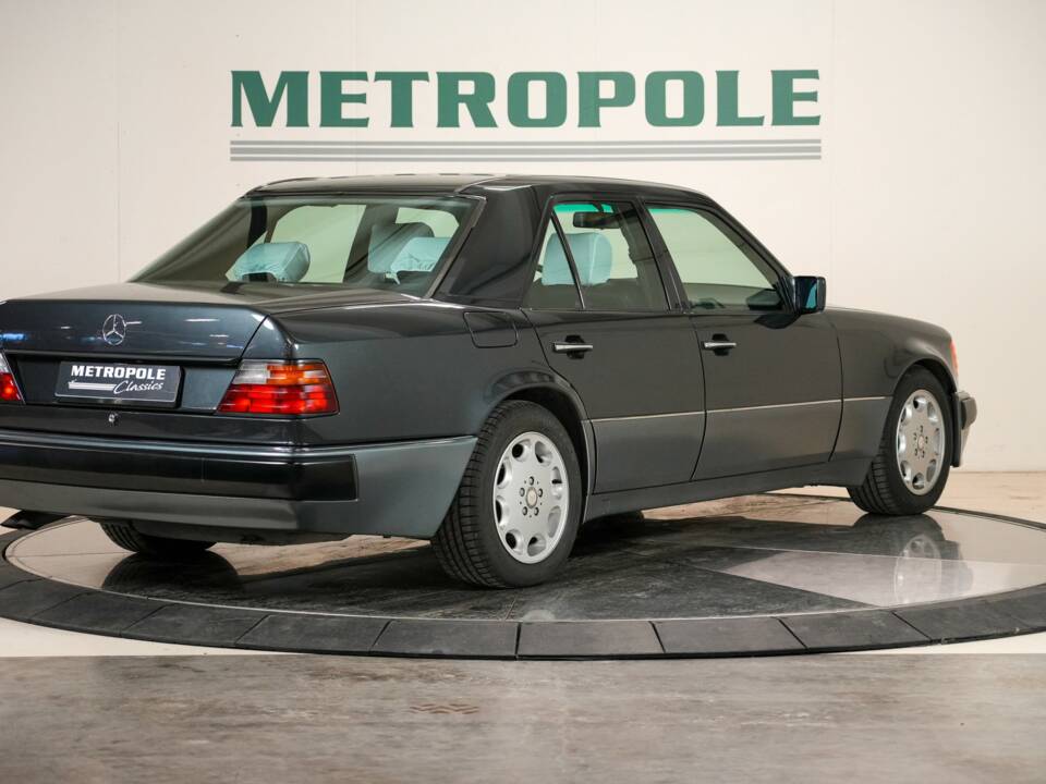 Image 7/32 of Mercedes-Benz 500 E (1992)