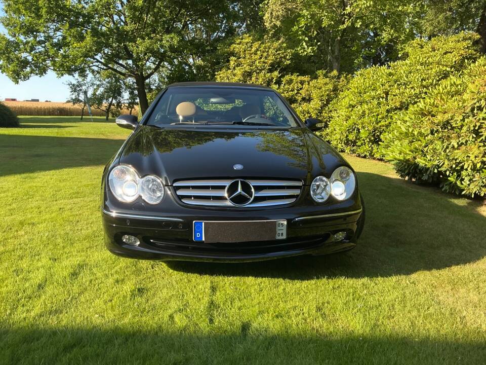 Immagine 6/41 di Mercedes-Benz CLK 320 (2003)