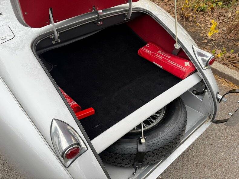 Image 45/50 of Jaguar XK 120 OTS (1953)