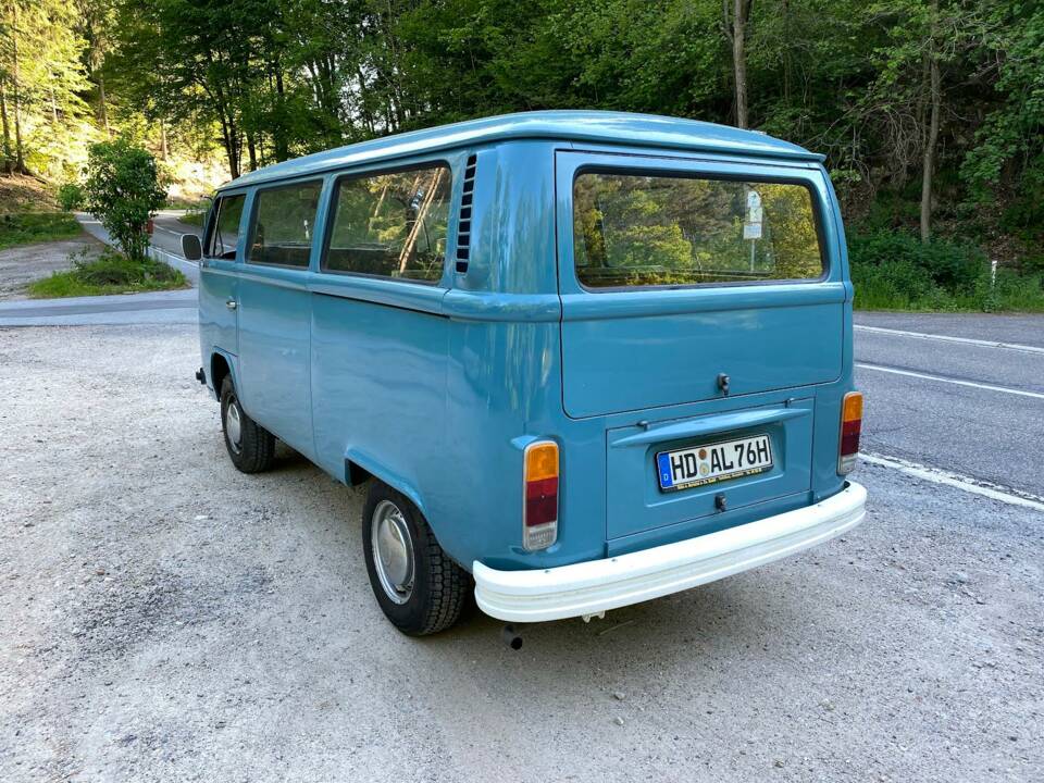 Image 2/8 of Volkswagen T2b Kombi (1976)