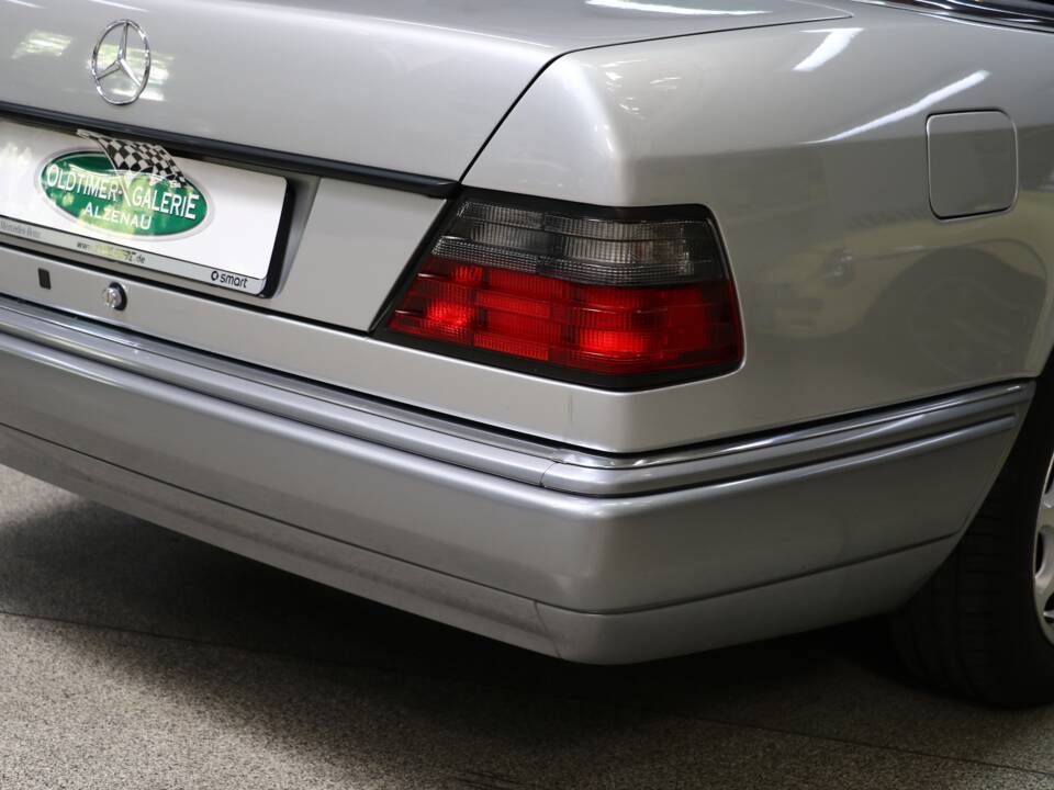 Immagine 38/43 di Mercedes-Benz E 200 (1994)