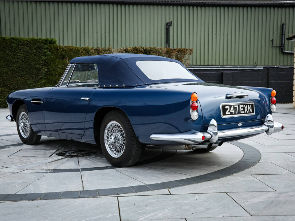 Immagine 2/14 di Aston Martin DB 4 Convertible (1963)